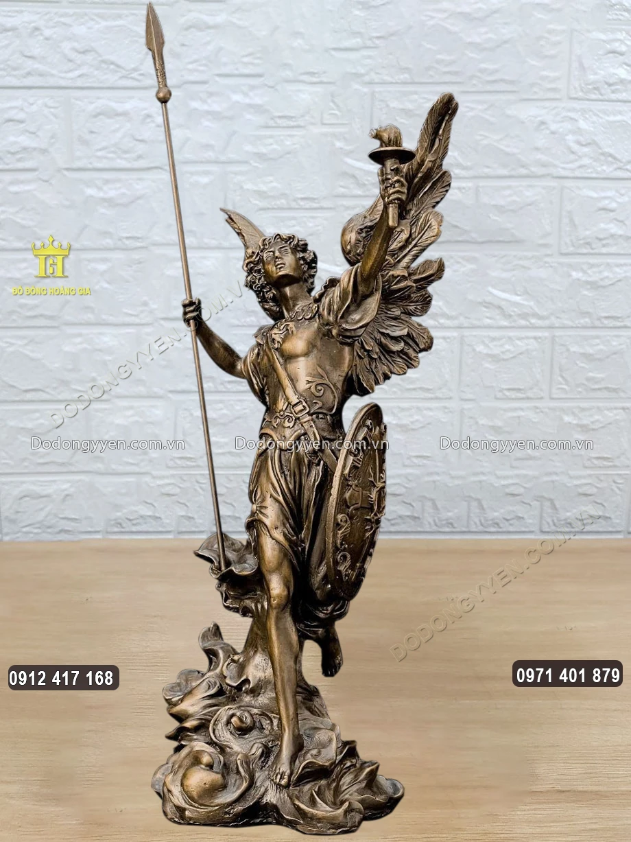 Ngài được đúc theo dáng đứng oai nghiêm